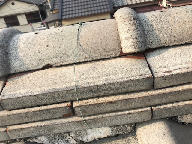 東大阪市にて屋根・外壁点検・屋根全体の確認を進めると瓦の欠けが点在していました